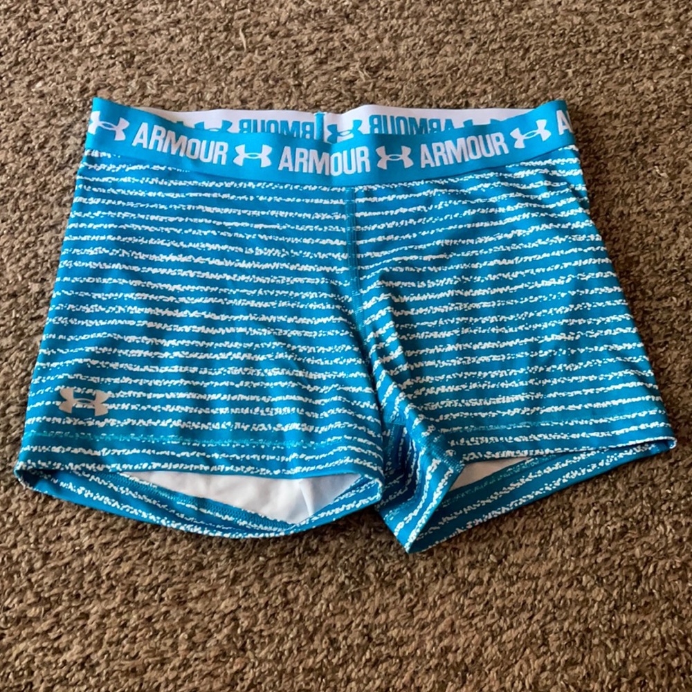 Women’s Under Armour Shorts - Size L
